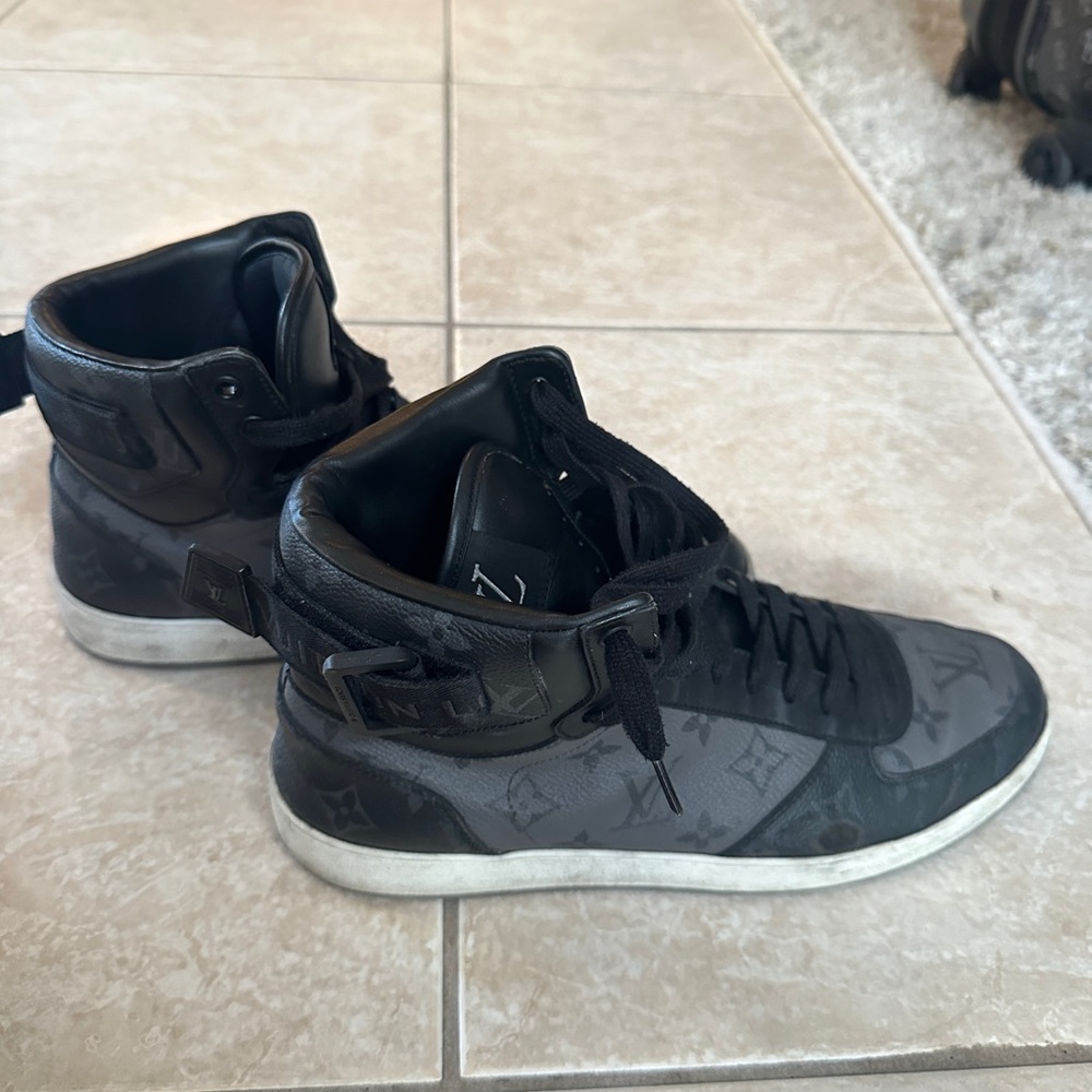 Men’s size 8 Louis Vuitton shoes